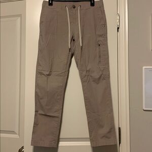 Vuori Casual Ripstop Pants in Mauve, Sz M
Good Condition w/wash stain @ bottom